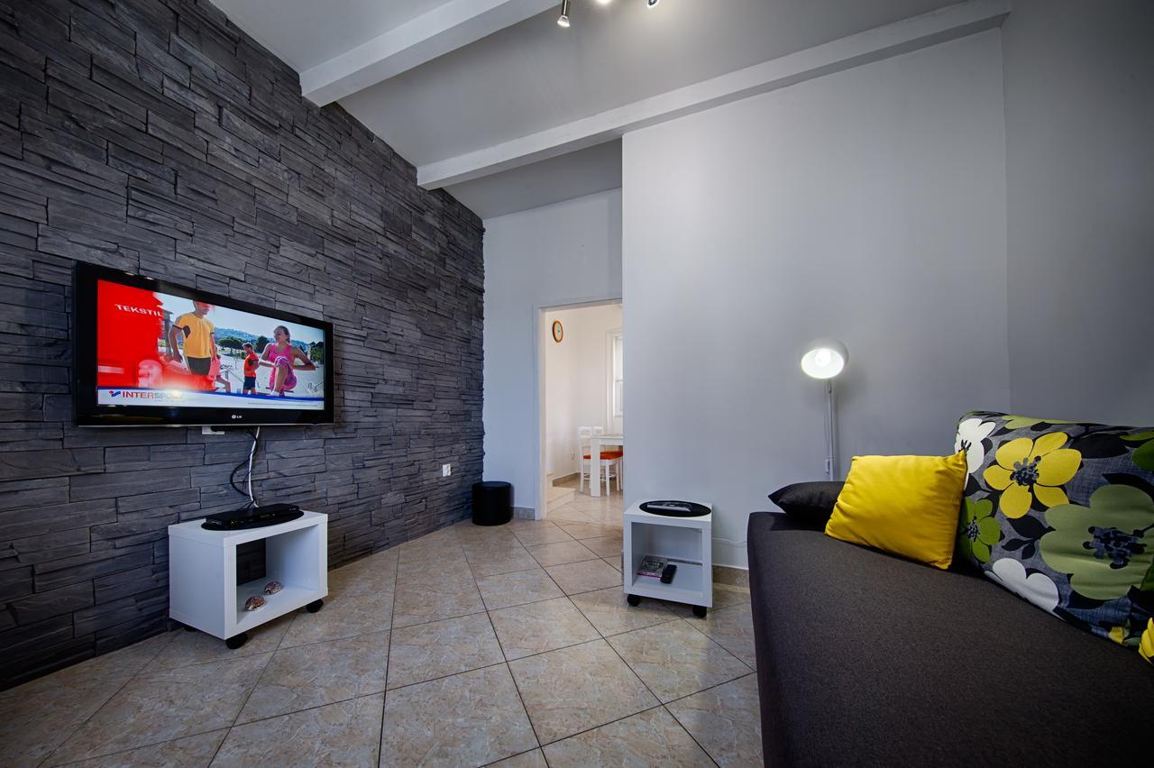 Apartment Jure Вис Екстериор снимка